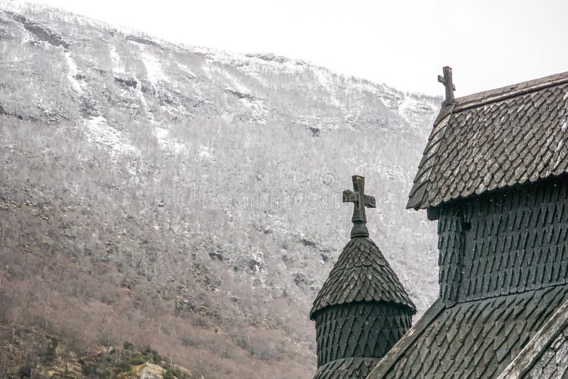 Detalj av 1000 åriga invecklade notsystemkyrka i Norge med dettäckte berget i bakgrund royaltyfria bilder Detalj av 1000 åriga invecklade notsystemkyrka i Norge med dettäckte berget i bakgrund royaltyfria bilder