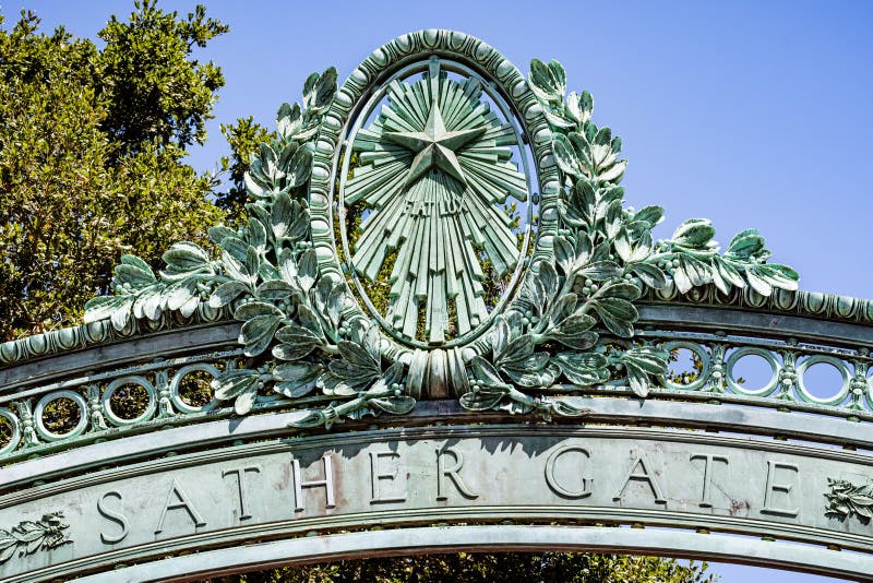 Detaljen av den historiska Sather porten på universitetsområdet av universitetet av Kalifornien på Berkeley är en prominenetgräns fotografering för bildbyråer Detaljen av den historiska Sather porten på universitetsområdet av universitetet av Kalifornien på Berkeley är en prominenetgräns fotografering för bildbyråer