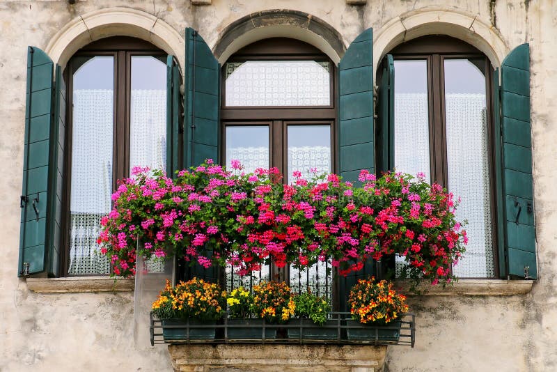 Detaljen av en byggnad med fönstret och blomman boxas i Venedig, Italien fotografering för bildbyråer Detaljen av en byggnad med fönstret och blomman boxas i Venedig, Italien fotografering för bildbyråer