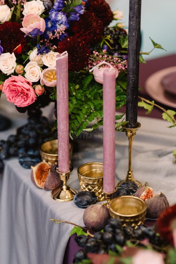 Detaljer av att dekorera av ett bröllop: stearinljus, blommor och ljusstakar arkivbilder Detaljer av att dekorera av ett bröllop: stearinljus, blommor och ljusstakar arkivbilder