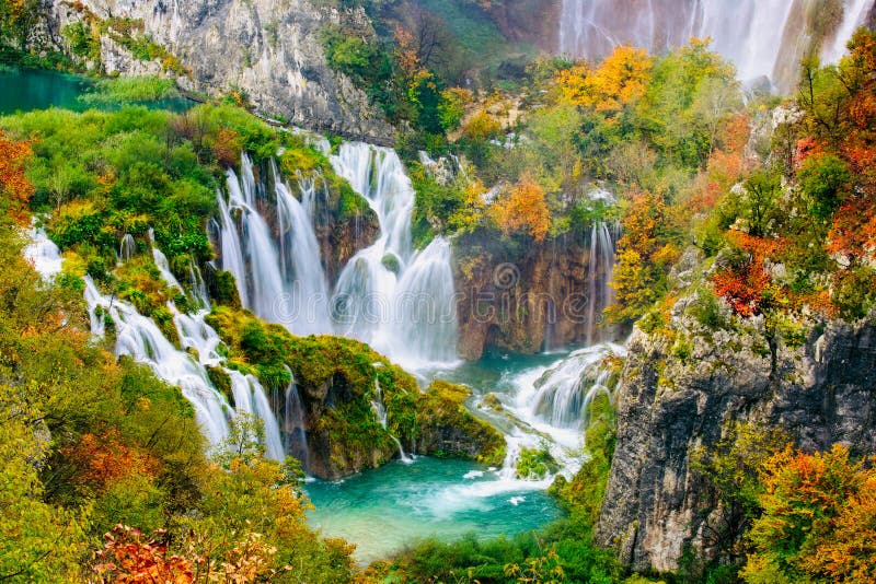 Detaljerad sikt av de härliga vattenfallen i solskenet i den Plitvice nationalparken, Kroatien
