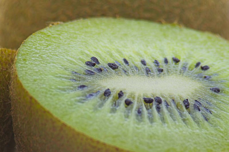 Detaljfoto av kiwi som klipps i halvor royaltyfri foto Detaljfoto av kiwi som klipps i halvor royaltyfri foto