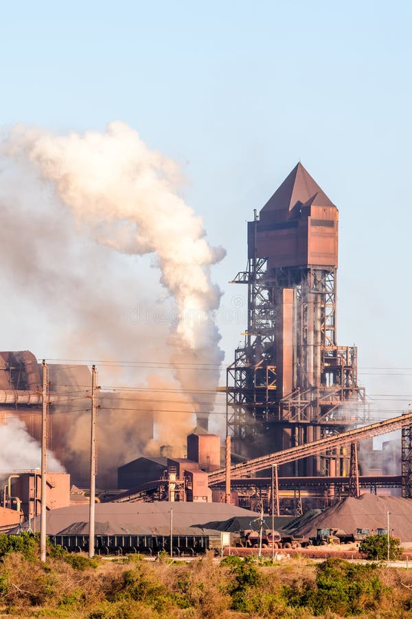 Detaljsikt av Saldanha stållättheter som ägas av ArcelorMittal Sydafrika royaltyfria foton Detaljsikt av Saldanha stållättheter som ägas av ArcelorMittal Sydafrika royaltyfria foton