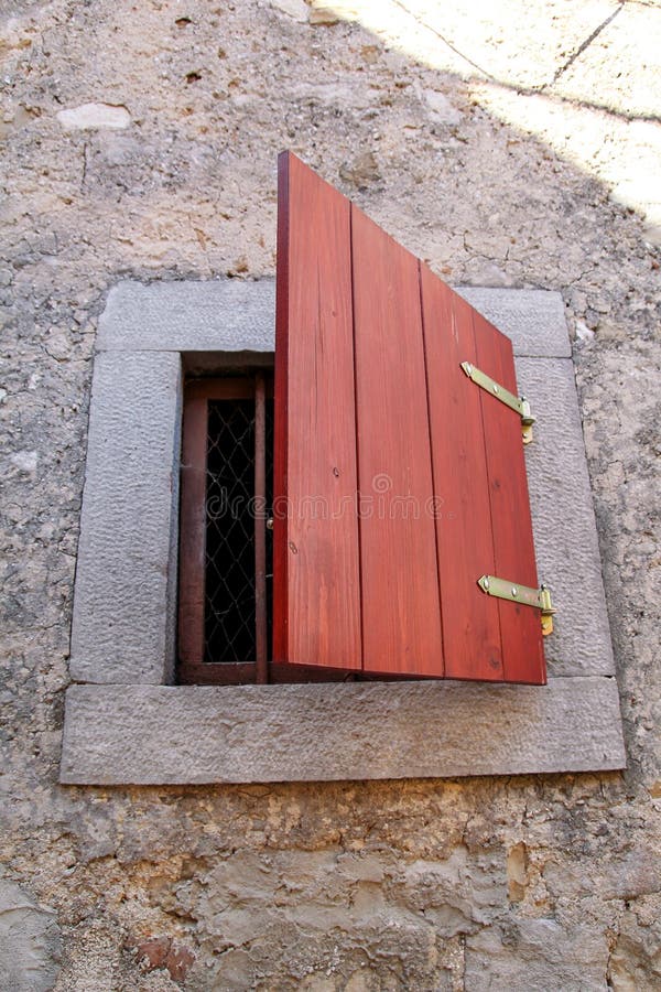Detalle arquitectónico: pequeña ventana rústica en una casa mediterránea tradicional Formato vertical, luz natural imagenes de archivo Detalle arquitectónico: pequeña ventana rústica en una casa mediterránea tradicional Formato vertical, luz natural imagenes de archivo