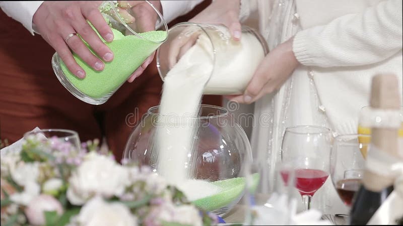 Detalle de la ceremonia de la arena que es realizada en la boda