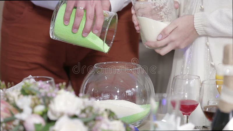 Detalle de la ceremonia de la arena que es realizada en la boda