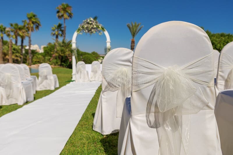 Detalle de la decoración de la silla del arco para la ceremonia de boda en jardín Primer foto de archivo Detalle de la decoración de la silla del arco para la ceremonia de boda en jardín Primer foto de archivo