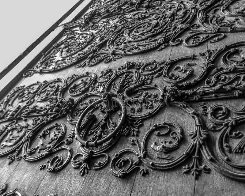 Detalle de la puerta de Notre Dame de Paris Cathedral, Par?s, Francia Puerta de madera vieja con un primer met?lico del modelo E fotografía de archivo Detalle de la puerta de Notre Dame de Paris Cathedral, Par?s, Francia Puerta de madera vieja con un primer met?lico del modelo E fotografía de archivo