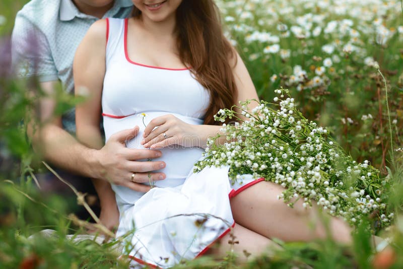 Detalle De Pares Embarazadas Jovenes En Las Flores Blancas De La Manzanilla Del Campo Cierre Para Arriba Bebé Que Espera Imagen de archivo - Imagen de parque, lifestyle: 119932733 Detalle De Pares Embarazadas Jovenes En Las Flores Blancas De La Manzanilla Del Campo Cierre Para Arriba Bebé Que Espera Imagen de archivo - Imagen de parque, lifestyle: 119932733