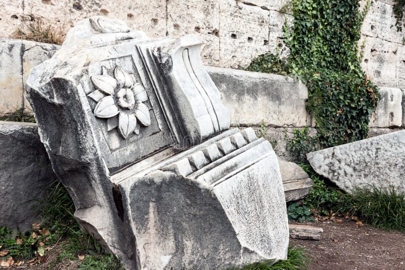 Detalle de piedra arquitectónico adornado de Roman Forum fotos de archivo libres de regalías Detalle de piedra arquitectónico adornado de Roman Forum fotos de archivo libres de regalías