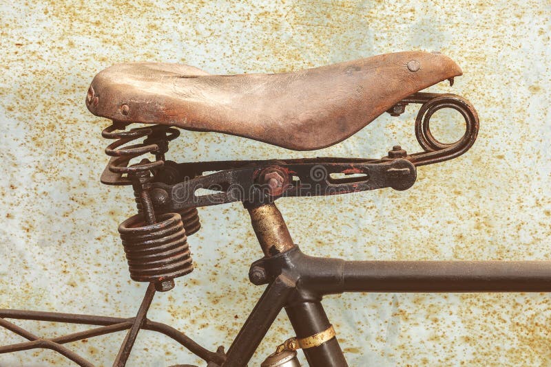 Detalle De Una Bicicleta Antigua Aherrumbrada Con El Asiento De Cuero Foto  de archivo - Imagen de negro, montura: 66777038