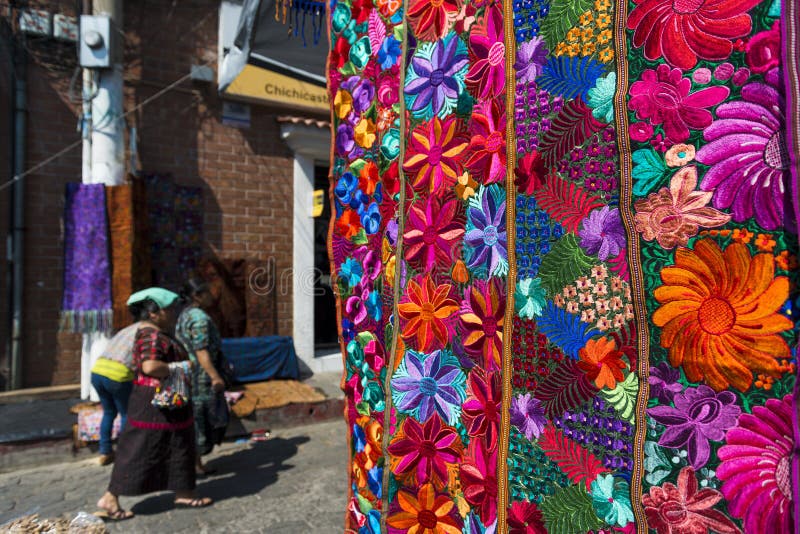Detalle de una tela colorida que weared por la gente local en un mercado callejero en la ciudad de Chichicastenango, en Guatemala fotografía de archivo libre de regalías Detalle de una tela colorida que weared por la gente local en un mercado callejero en la ciudad de Chichicastenango, en Guatemala fotografía de archivo libre de regalías