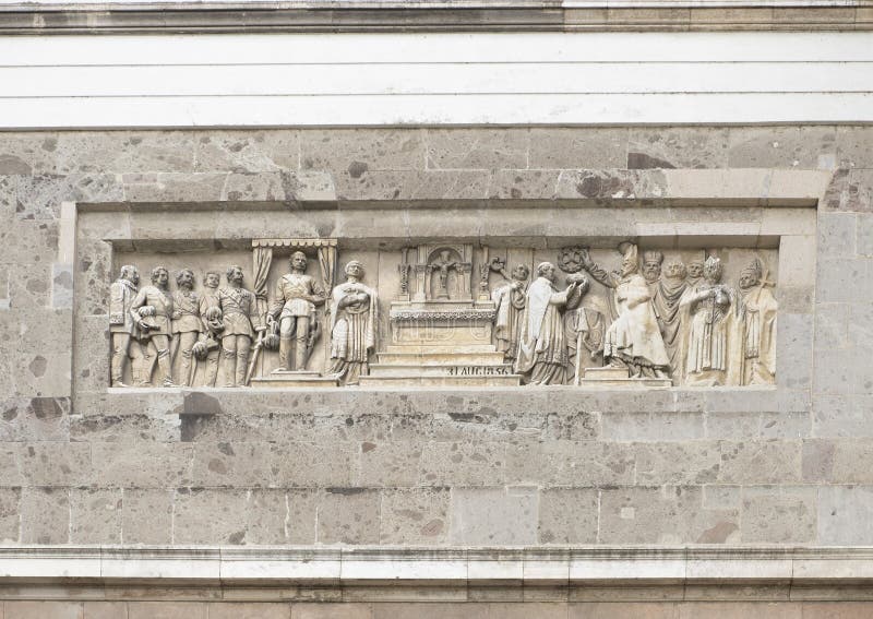 Detalle del alivio en el frente de la basílica de Esztergom, Eszergorn, Hungría foto de archivo Detalle del alivio en el frente de la basílica de Esztergom, Eszergorn, Hungría foto de archivo