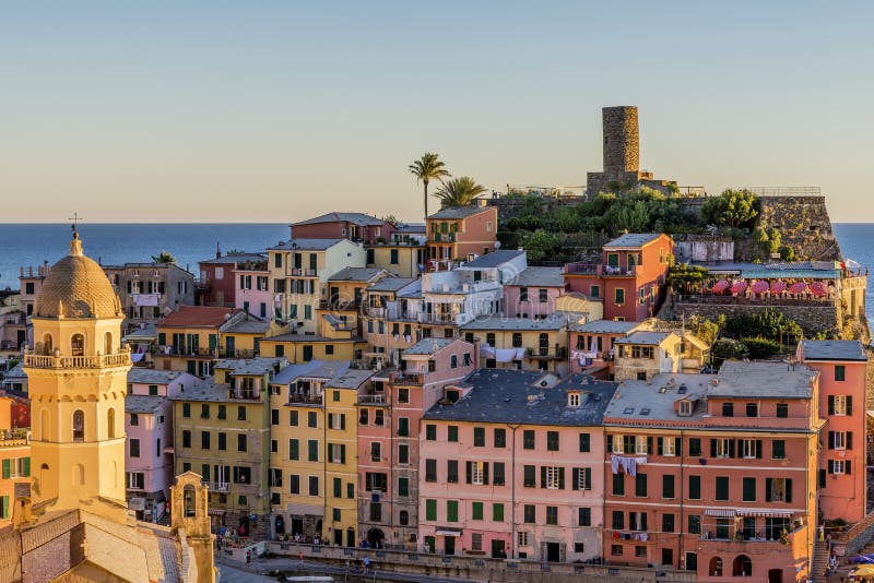 Detalle del centro histórico colorido de Vernazza en la puesta del sol, Cinque Terre, Liguria, Italia fotografía de archivo Detalle del centro histórico colorido de Vernazza en la puesta del sol, Cinque Terre, Liguria, Italia fotografía de archivo