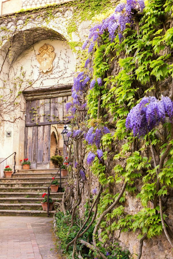 Detalle del chalet Cimbrone en Ravello en la costa de Amalfi el concepto de turismo y de cultura Italia imágenes de archivo libres de regalías Detalle del chalet Cimbrone en Ravello en la costa de Amalfi el concepto de turismo y de cultura Italia imágenes de archivo libres de regalías