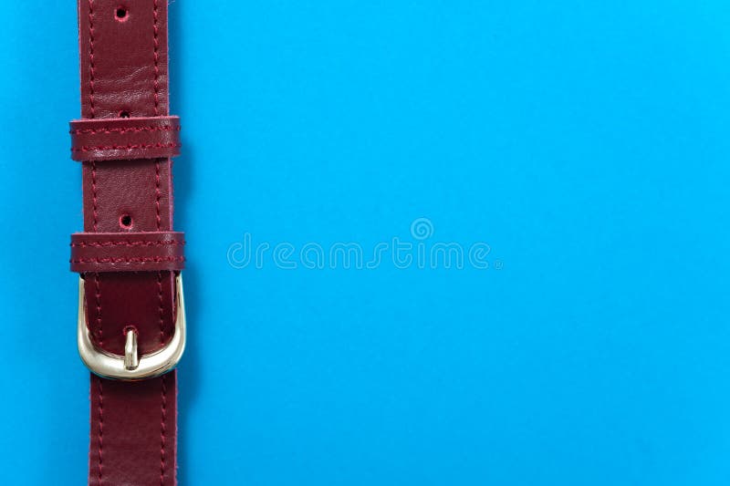 Detalle el bolso de cuero en el fondo azul, primer fotos de archivo Detalle el bolso de cuero en el fondo azul, primer fotos de archivo