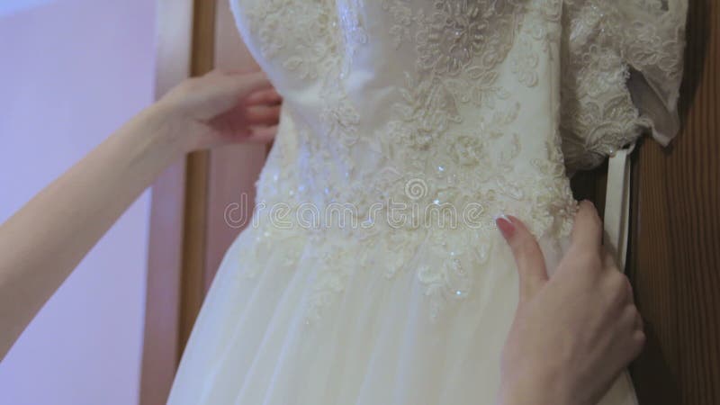 Detalle en la boda, vestido maravilloso para una novia