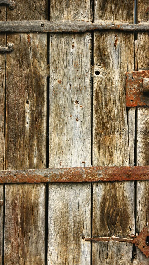 Detalle la puerta antigua para los fondos y las texturas, iglesia de Papá Noel MarÃa de Porqueres imagen de archivo Detalle la puerta antigua para los fondos y las texturas, iglesia de Papá Noel MarÃa de Porqueres imagen de archivo