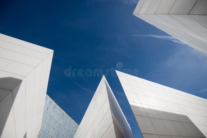 Detalle moderno abstracto de la arquitectura de un edificio blanco con el cielo fotos de archivo Detalle moderno abstracto de la arquitectura de un edificio blanco con el cielo fotos de archivo