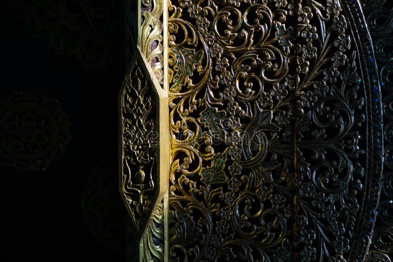 Detalles arquitectónicos Tiro del detalle del primer del arte tailandés tradicional en la puerta de entrada del templo azul en Ch imagen de archivo libre de regalías Detalles arquitectónicos Tiro del detalle del primer del arte tailandés tradicional en la puerta de entrada del templo azul en Ch imagen de archivo libre de regalías