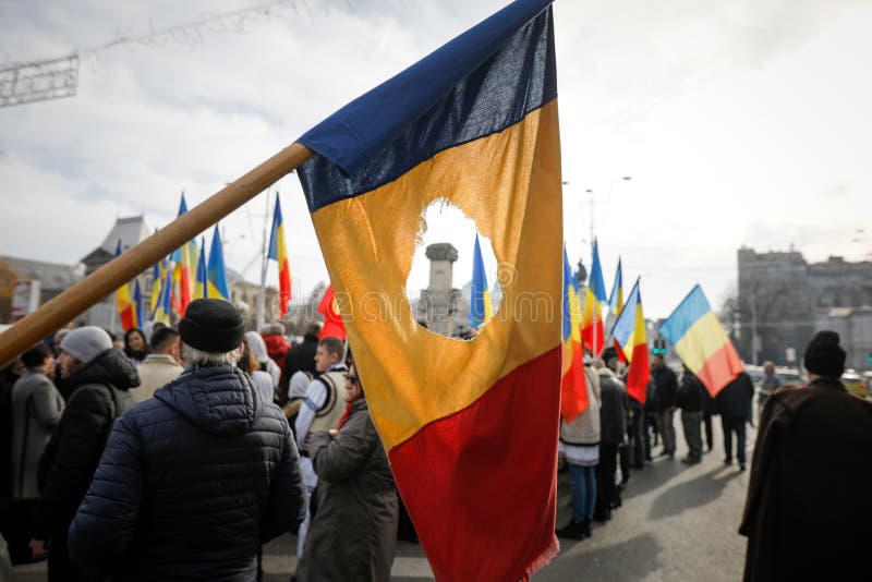 Detalles con la bandera rumana con un agujero, el símbolo de la Revolución Rumana de diciembre de 1989 cuando el emblema comunist