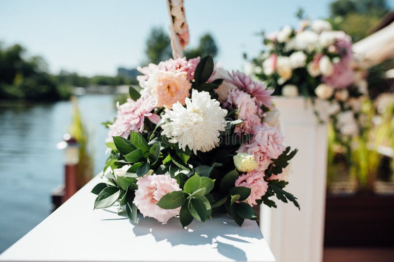Detalles de la ceremonia de boda hermosa en el parque foto de archivo Detalles de la ceremonia de boda hermosa en el parque foto de archivo