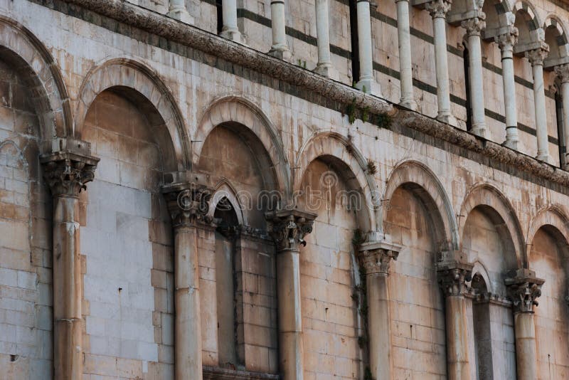 Detalles de la fachada de la iglesia San Micaela in foro San Miguel en Lucca, Italia fotos de archivo Detalles de la fachada de la iglesia San Micaela in foro San Miguel en Lucca, Italia fotos de archivo