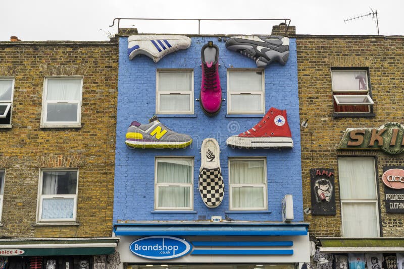 Detalles de la pared de la casa con los zapatos en Camden Town London England fotos de archivo Detalles de la pared de la casa con los zapatos en Camden Town London England fotos de archivo