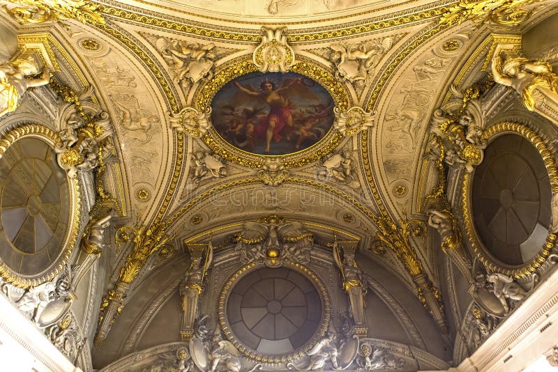 Detalles de los interiores del museo del Louvre, París, Francia