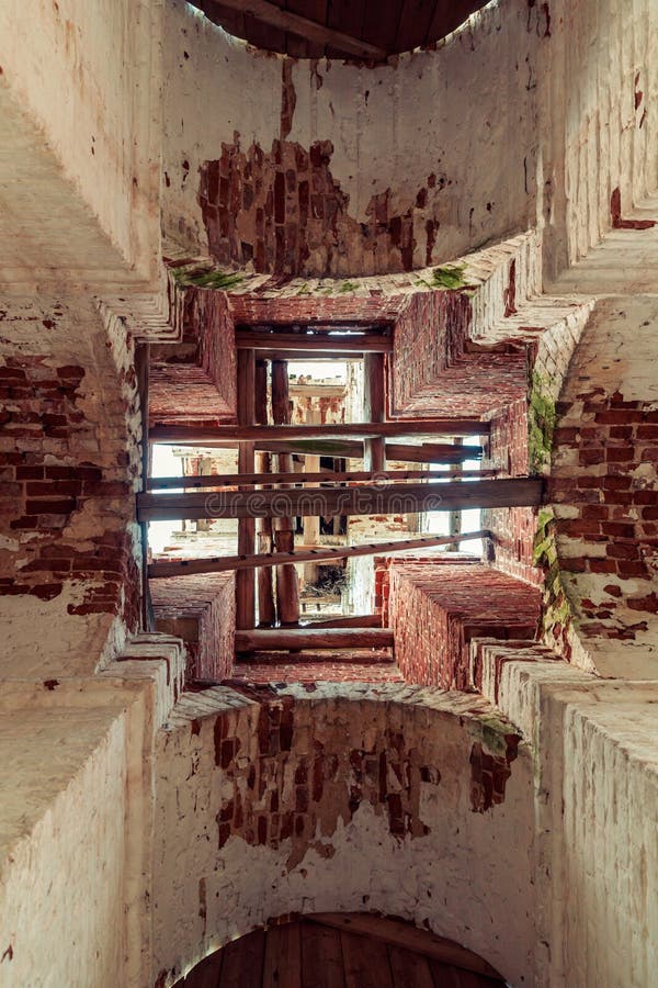 Detalles del interior de la iglesia ortodoxa destruida de San Nicolás en los bosques de la región de Kostroma fotografía de archivo Detalles del interior de la iglesia ortodoxa destruida de San Nicolás en los bosques de la región de Kostroma fotografía de archivo