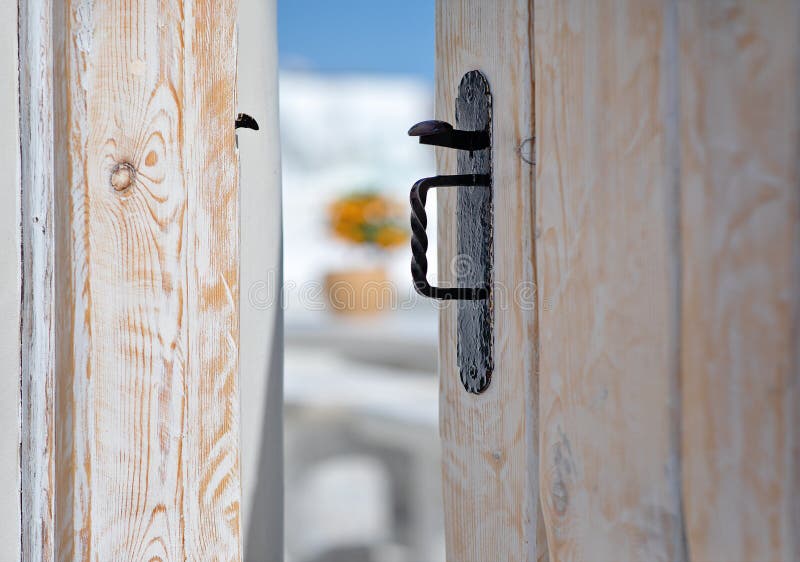 Detalles en una puerta abierta en Oia, Santorini, Grecia imágenes de archivo libres de regalías Detalles en una puerta abierta en Oia, Santorini, Grecia imágenes de archivo libres de regalías