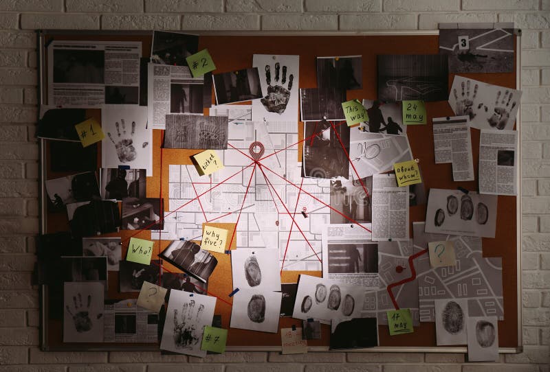 Detektyw z odciskami palców, zdjęciami, mapą i wskazówkami połączonymi czerwonym sznurkiem na białej ścianie z cegły