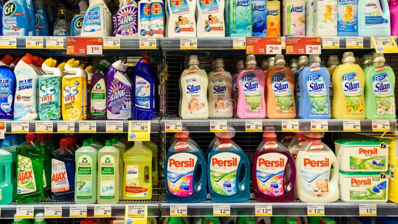 Detergentes para la limpieza del lavadero en estante del supermercado fotos de archivo Detergentes para la limpieza del lavadero en estante del supermercado fotos de archivo