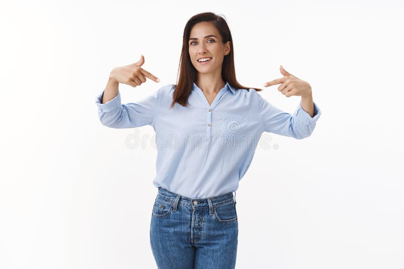 Determinada empresaria profesional que presume de logros, señalándose con orgullo, hablando de triunfo personal imágenes de archivo libres de regalías