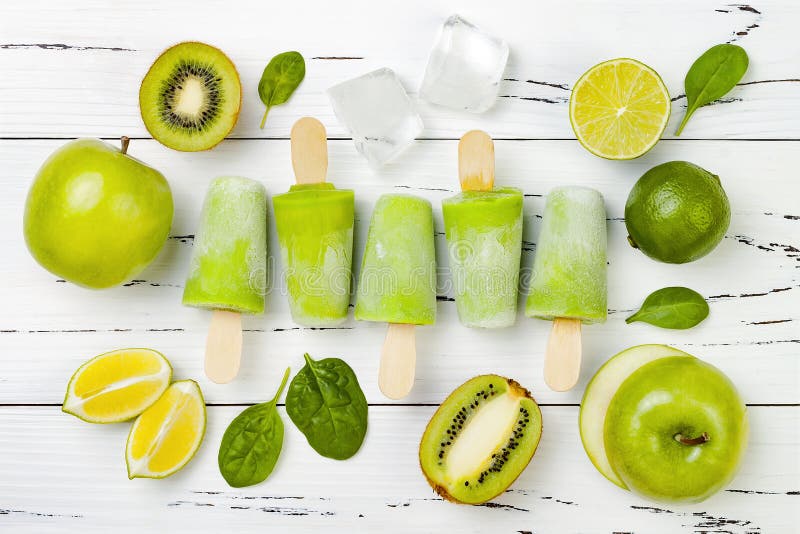 Detox, gezonde groene smoothieijslollys stock foto Detox, gezonde groene smoothieijslollys stock foto