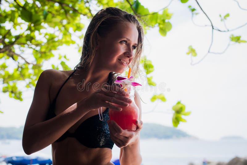 Detox reinigt plantaardige smoothievrouw Gezonde sportvrouw die bikini drinken dragen vers en gelukkig na het zonnebaden stock foto Detox reinigt plantaardige smoothievrouw Gezonde sportvrouw die bikini drinken dragen vers en gelukkig na het zonnebaden stock foto