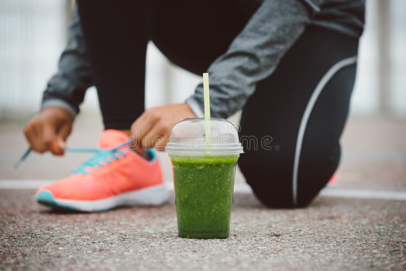 Detox Smoothie für gesunde Eignungsnahrung und Trainingskonzept stockbilder Detox Smoothie für gesunde Eignungsnahrung und Trainingskonzept stockbilder