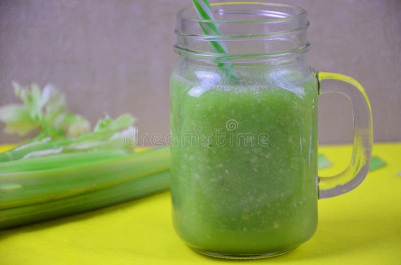 Detox smoothie met selderie en appel op een witte achtergrond Gezond voedsel royalty-vrije stock foto's Detox smoothie met selderie en appel op een witte achtergrond Gezond voedsel royalty-vrije stock foto's