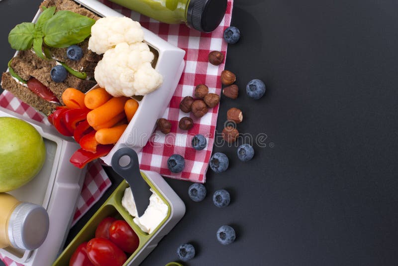 Detoxabendessen für einen schönen Körper Saft, Toast, Gemüse und Früchte für das Mittagessen im Büro und auf der Straße Beschneid lizenzfreie stockbilder Detoxabendessen für einen schönen Körper Saft, Toast, Gemüse und Früchte für das Mittagessen im Büro und auf der Straße Beschneid lizenzfreie stockbilder