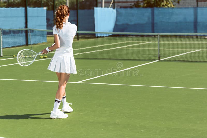 Fusión Apelar a ser atractivo este Detrás Opinión La Mujer En El Uniforme Blanco Del Tenis Que Juega a Tenis  Imagen de archivo - Imagen de equipo, estilismo: 129036081