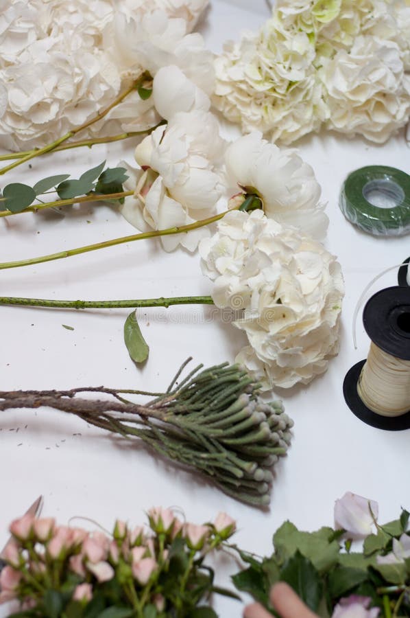Detrás de la escena - fabricación de un ramo de la flor que se casa de las rosas de la lavanda imágenes de archivo libres de regalías Detrás de la escena - fabricación de un ramo de la flor que se casa de las rosas de la lavanda imágenes de archivo libres de regalías
