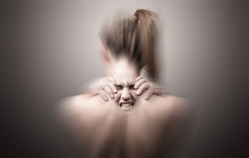 Detrás de una mujer que indica dolor de cuello foto de archivo Detrás de una mujer que indica dolor de cuello foto de archivo