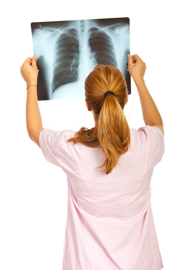 Detrás del doctor examine la imagen de la radiografía