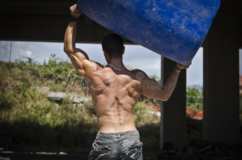 Detrás del trabajador de construcción muscular descamisado foto de archivo Detrás del trabajador de construcción muscular descamisado foto de archivo