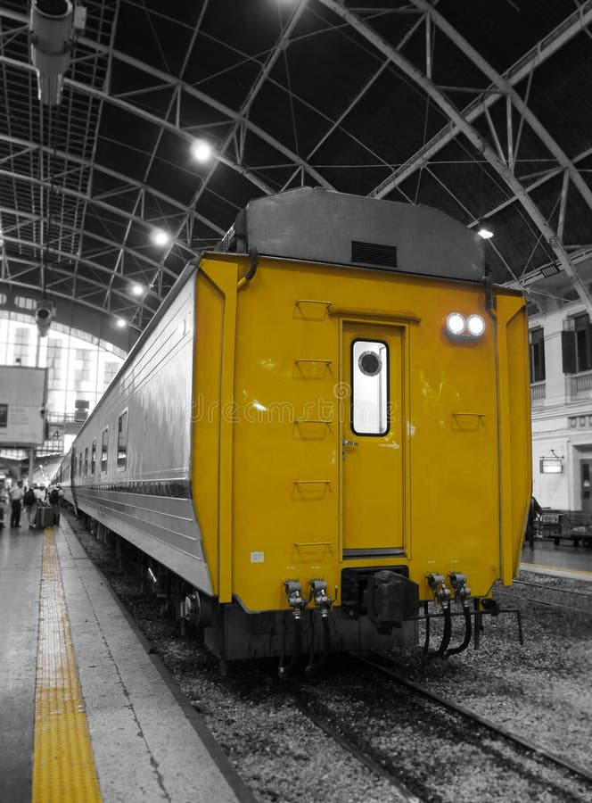 Detrás del tren pasado de moda amarillo parqueó en la estación fotos de archivo libres de regalías Detrás del tren pasado de moda amarillo parqueó en la estación fotos de archivo libres de regalías