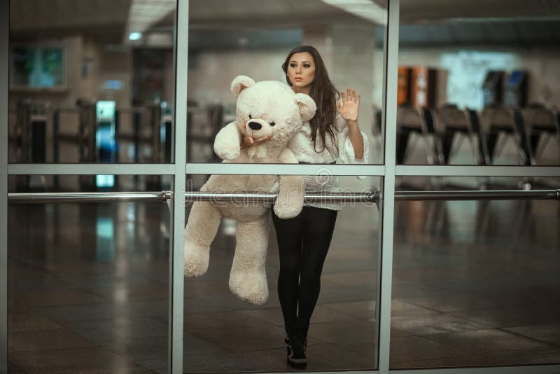 Detrás del vidrio es una muchacha con la cara triste foto de archivo libre de regalías Detrás del vidrio es una muchacha con la cara triste foto de archivo libre de regalías