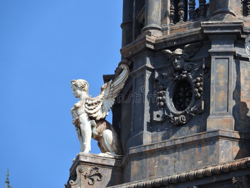 Dettagli architettonici delle pareti di pietra delle case a Parigi immagine stock Dettagli architettonici delle pareti di pietra delle case a Parigi immagine stock