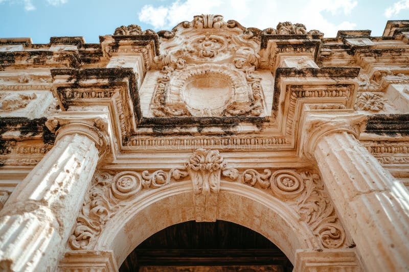 Dettagli architettonici Vintage : Fasce di pietra piallata con metallurgia ornamentale e lavori in legno intagliato con punto di c illustrazione di stock