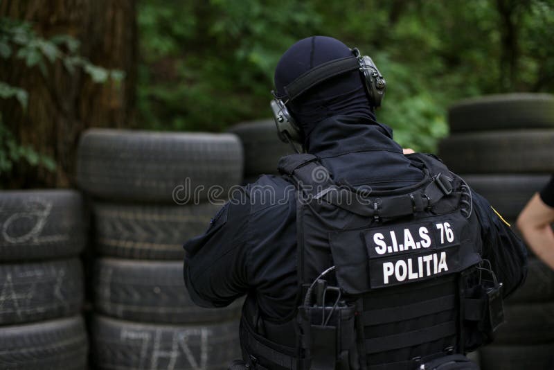 Dettagli con l'uniforme ed il corredo di sicurezza di un SIAS rumeno il servizio per azione speciale della polizia rumena, equiva fotografie stock libere da diritti Dettagli con l'uniforme ed il corredo di sicurezza di un SIAS rumeno il servizio per azione speciale della polizia rumena, equiva fotografie stock libere da diritti