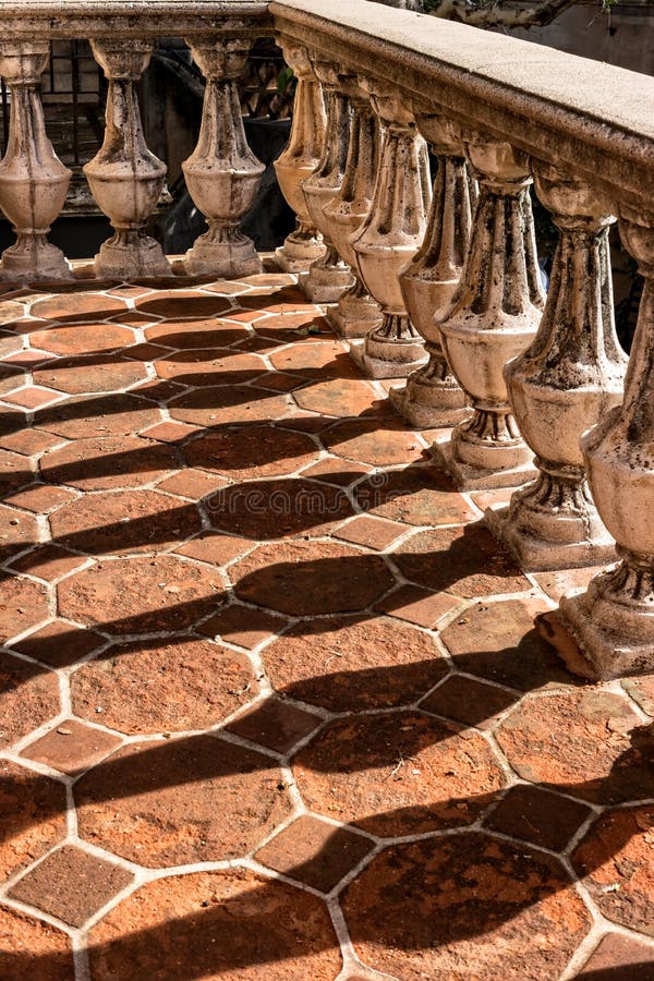 Dettagli del balcone, Tlaquepaque in Sedona, Arizona fotografia stock Dettagli del balcone, Tlaquepaque in Sedona, Arizona fotografia stock
